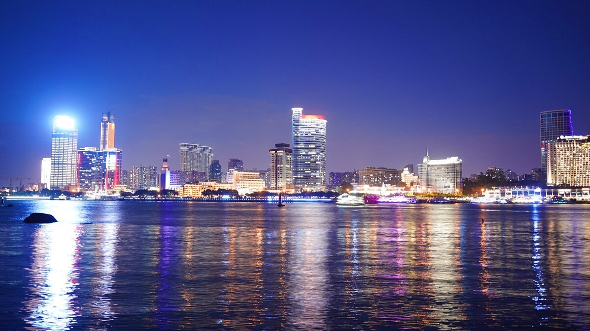 刚刚入夜的鹭江道,灯火辉煌,夜生活开启