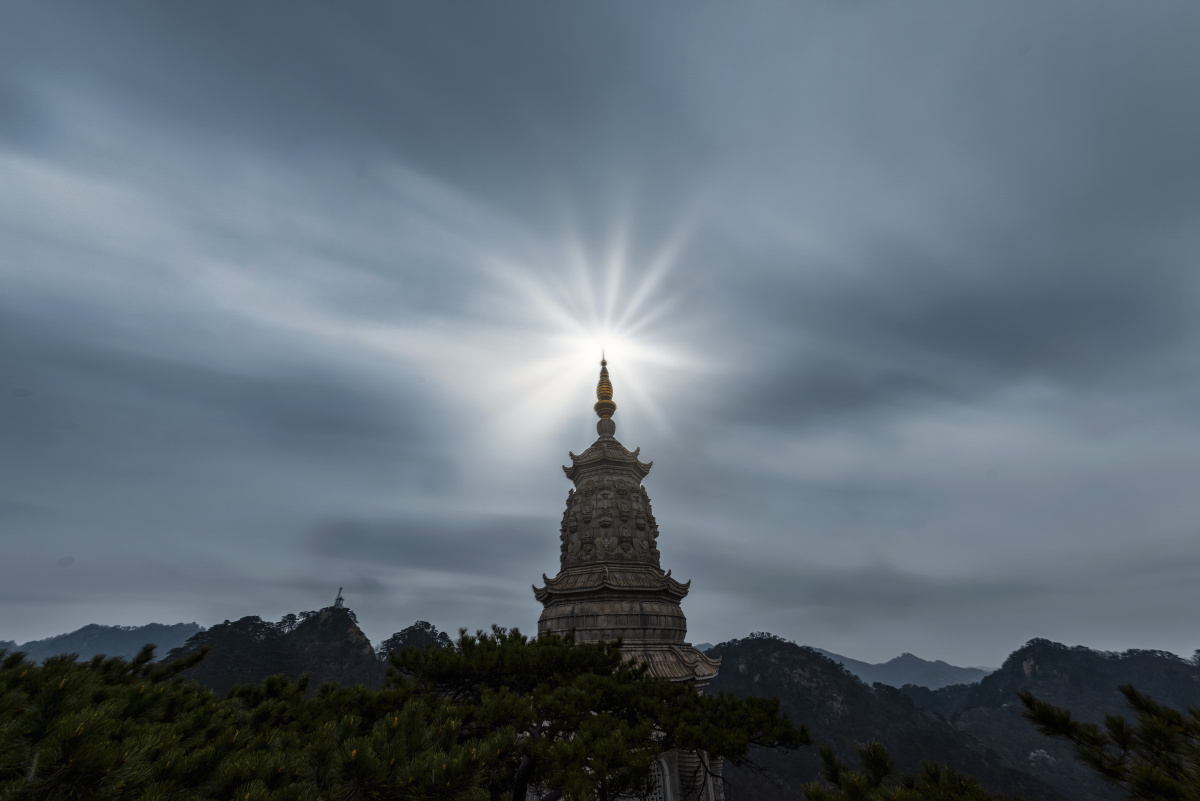 雨拍千山大佛寺