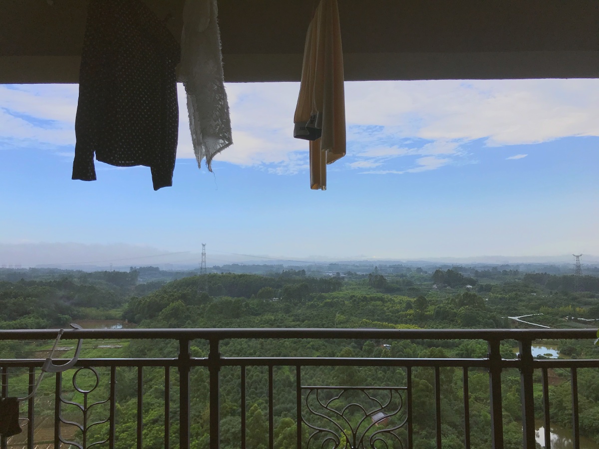 我的阳台内阳台外的视野景色都很棒