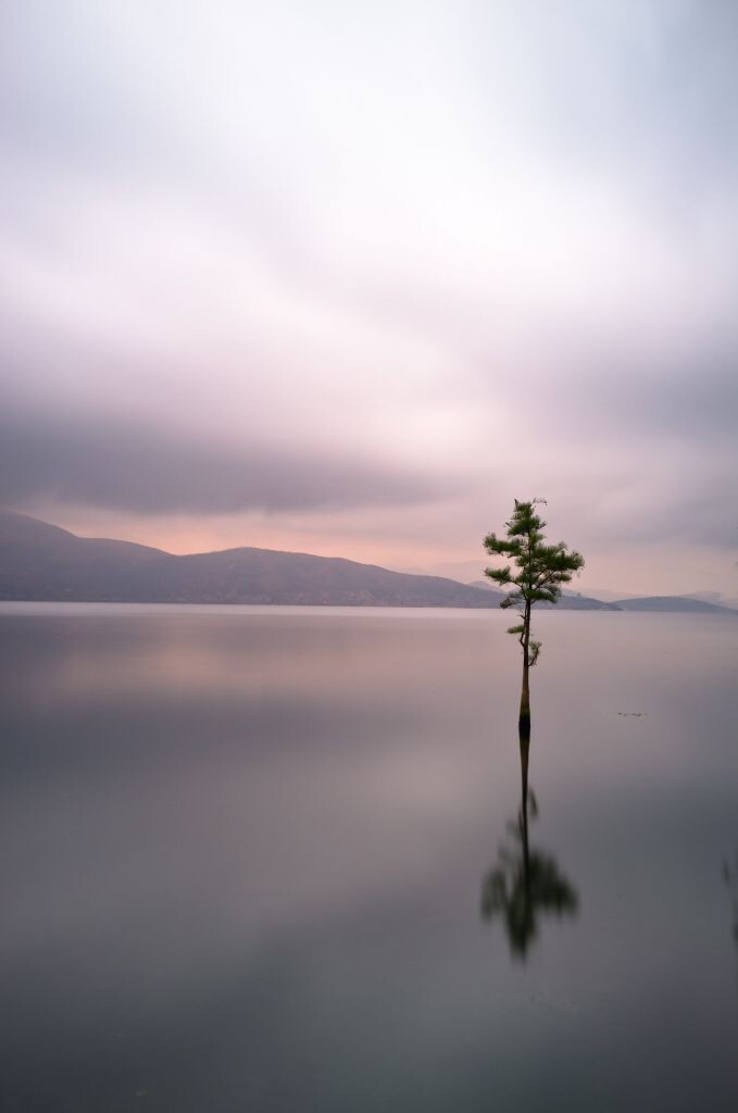 洱海日出<br />
洱海日出，漫天的乌云，只有远处的红霞依稀可见