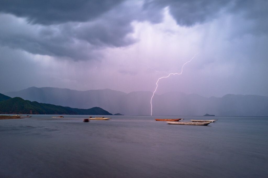 雨幕中的闪电<br />
