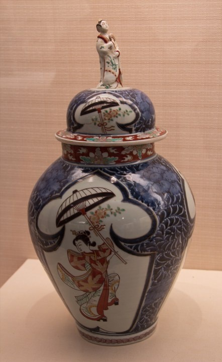 日本大阪市立东洋陶瓷美术馆 - 五彩执伞美人图大罐 br />