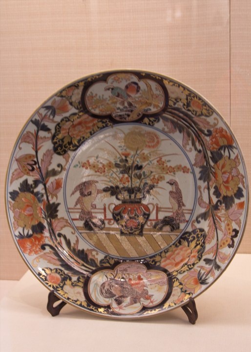 日本大阪市立东洋陶瓷美术馆 - 五彩双鹰花盆纹大盘 br />