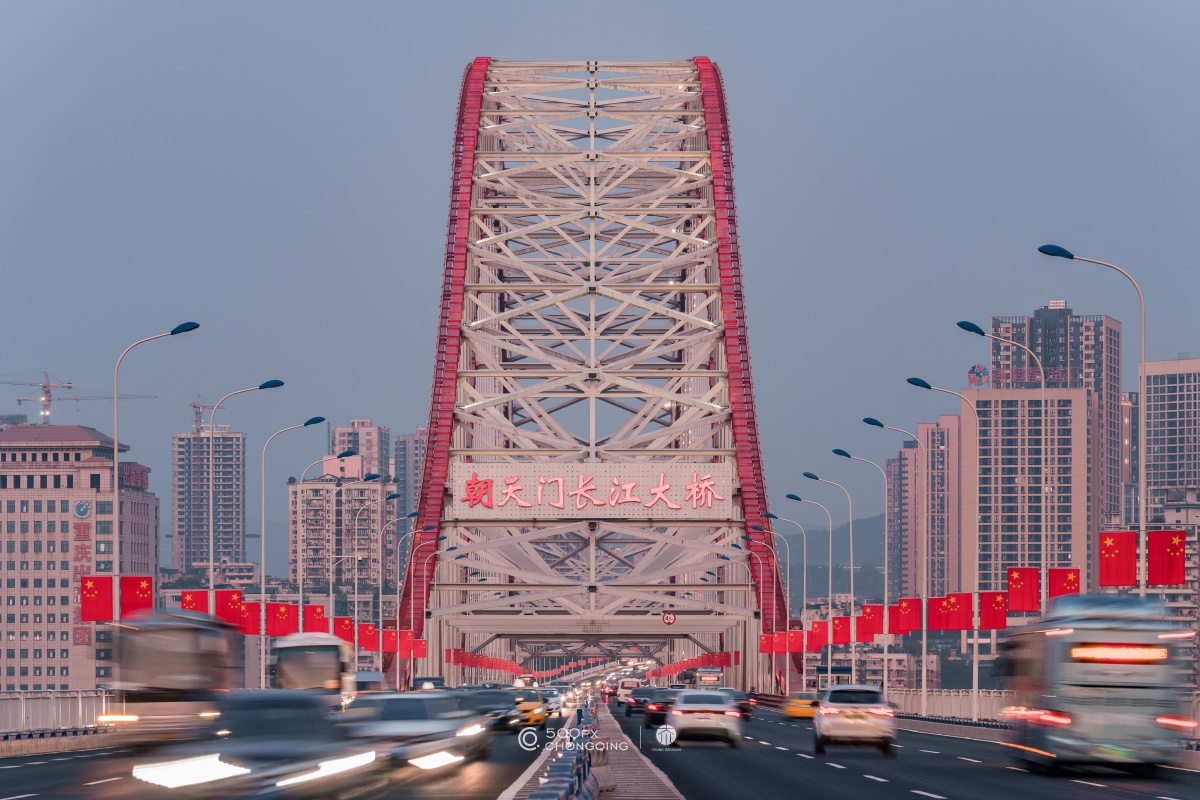 朝天门长江大桥红旗飘扬