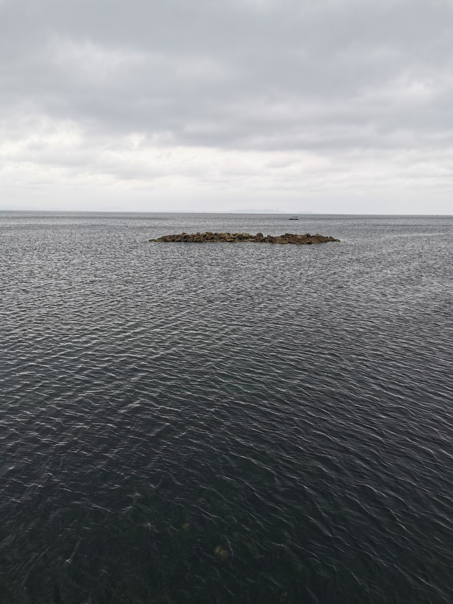 乌云密布的大海