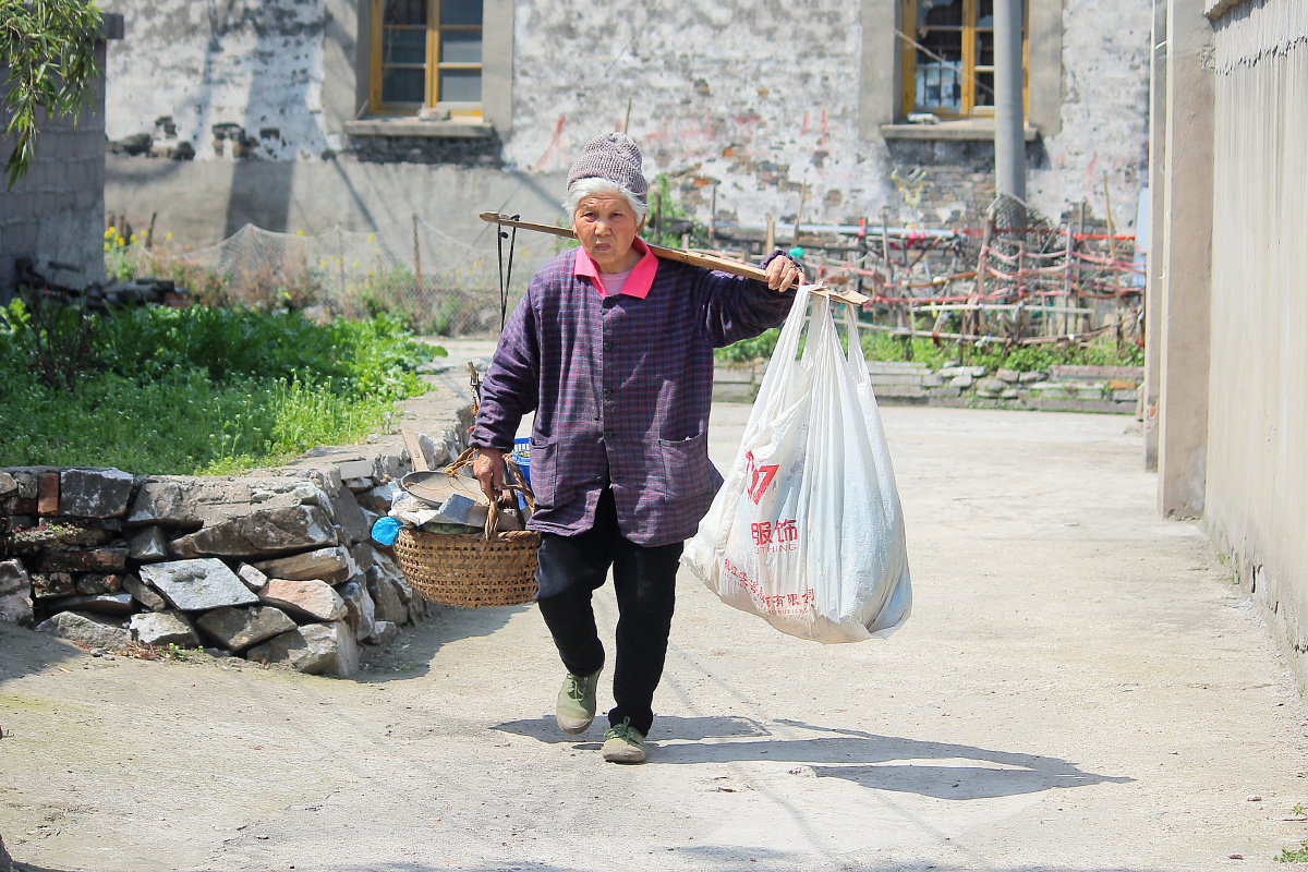 挑扁担的人乡村生活老年人劳动