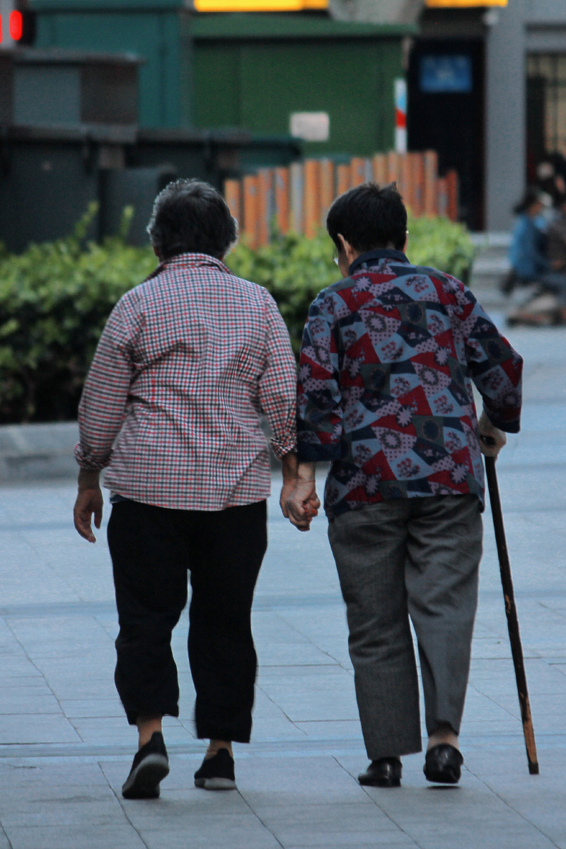 小姊妹老姊妹陪伴牵手长情亲情人像老人小孩街拍抓拍
