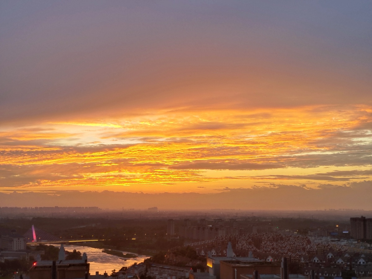 今天的火烧云太美了冲着看彩虹去的顶楼结果彩虹没看着拍了一堆火烧云