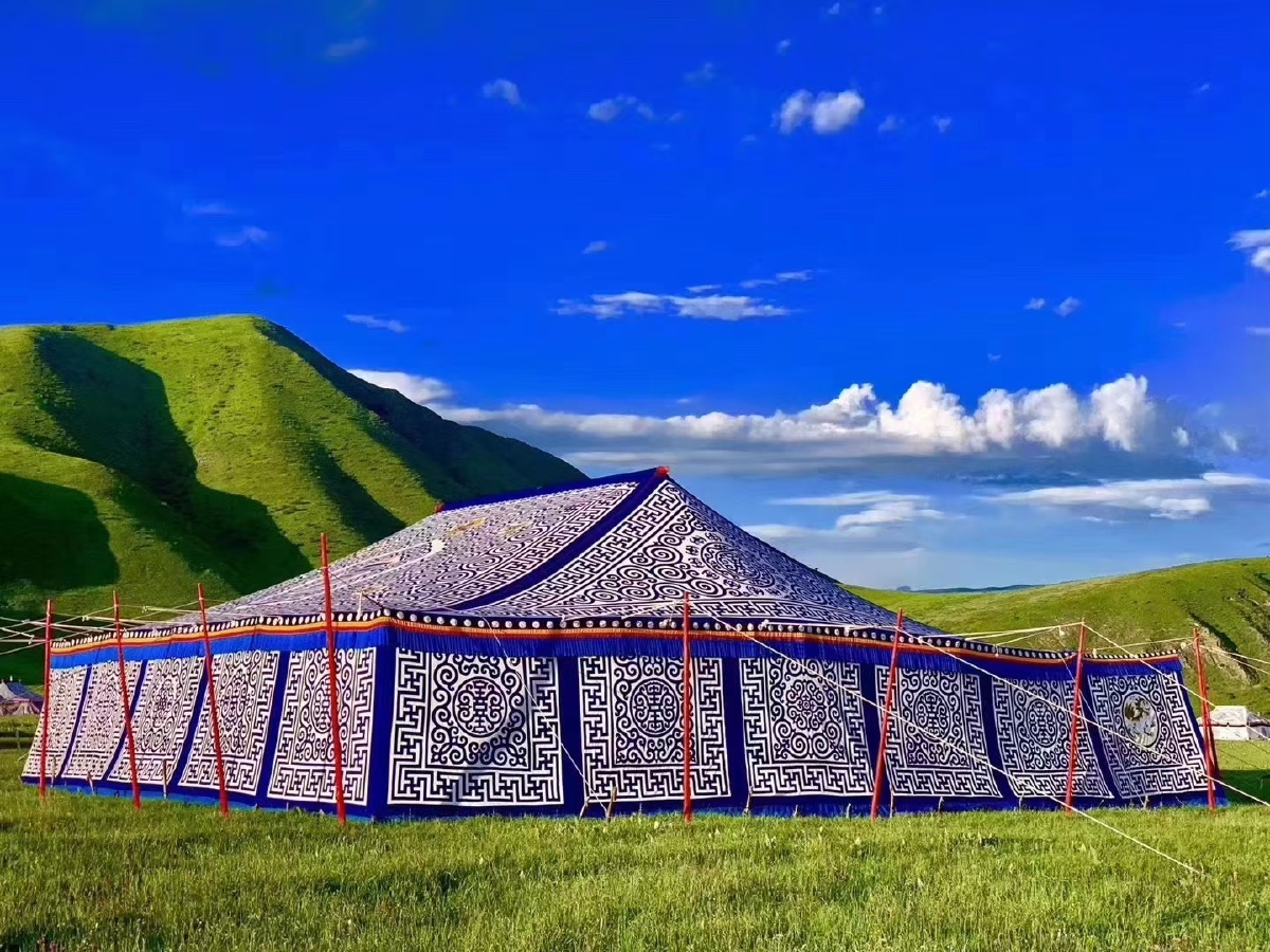 蓝天下的藏式帐篷