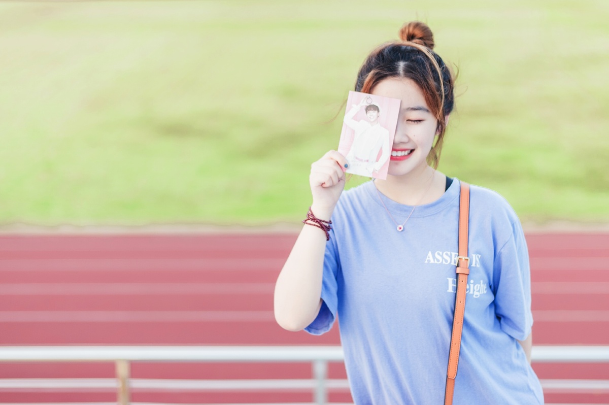 弹卡林巴的追星少女