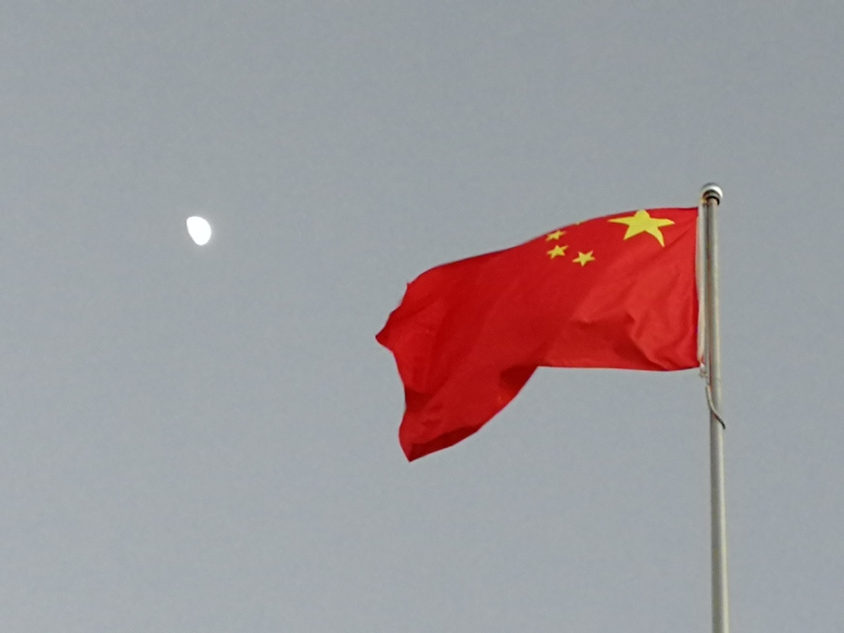 风中飘扬的旗帜有着最美的颜色