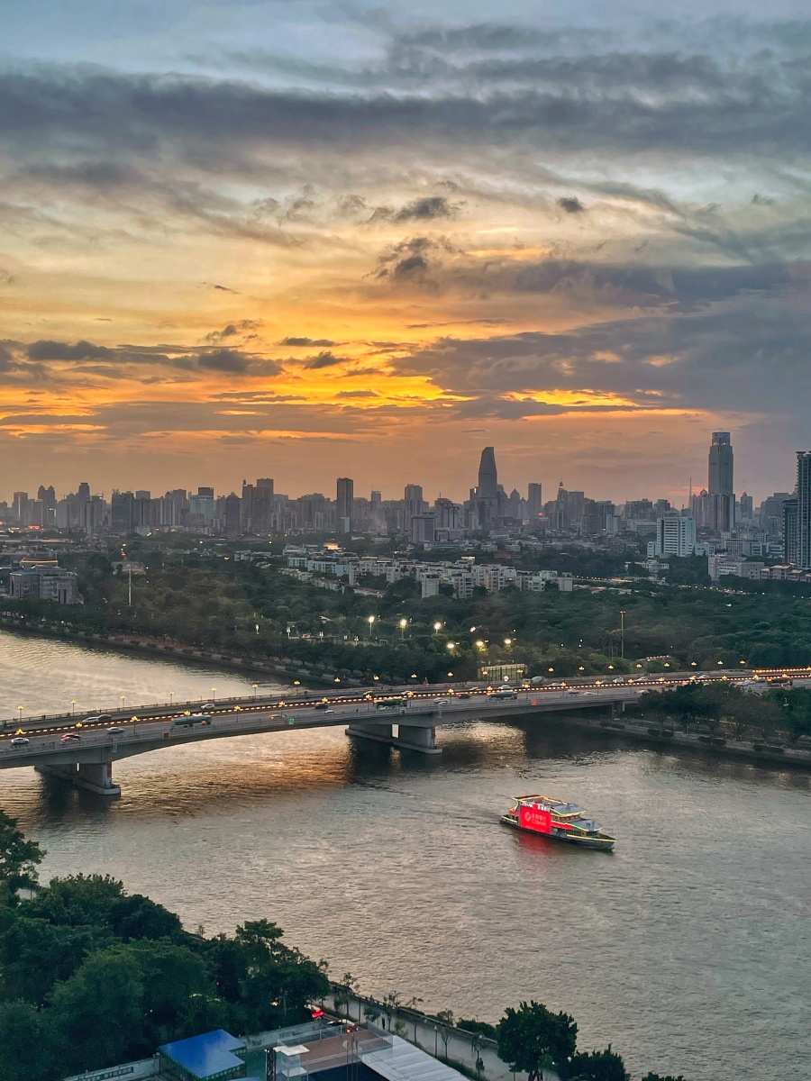 傍晚19时广州珠江国际媒体港眺望夕阳西下