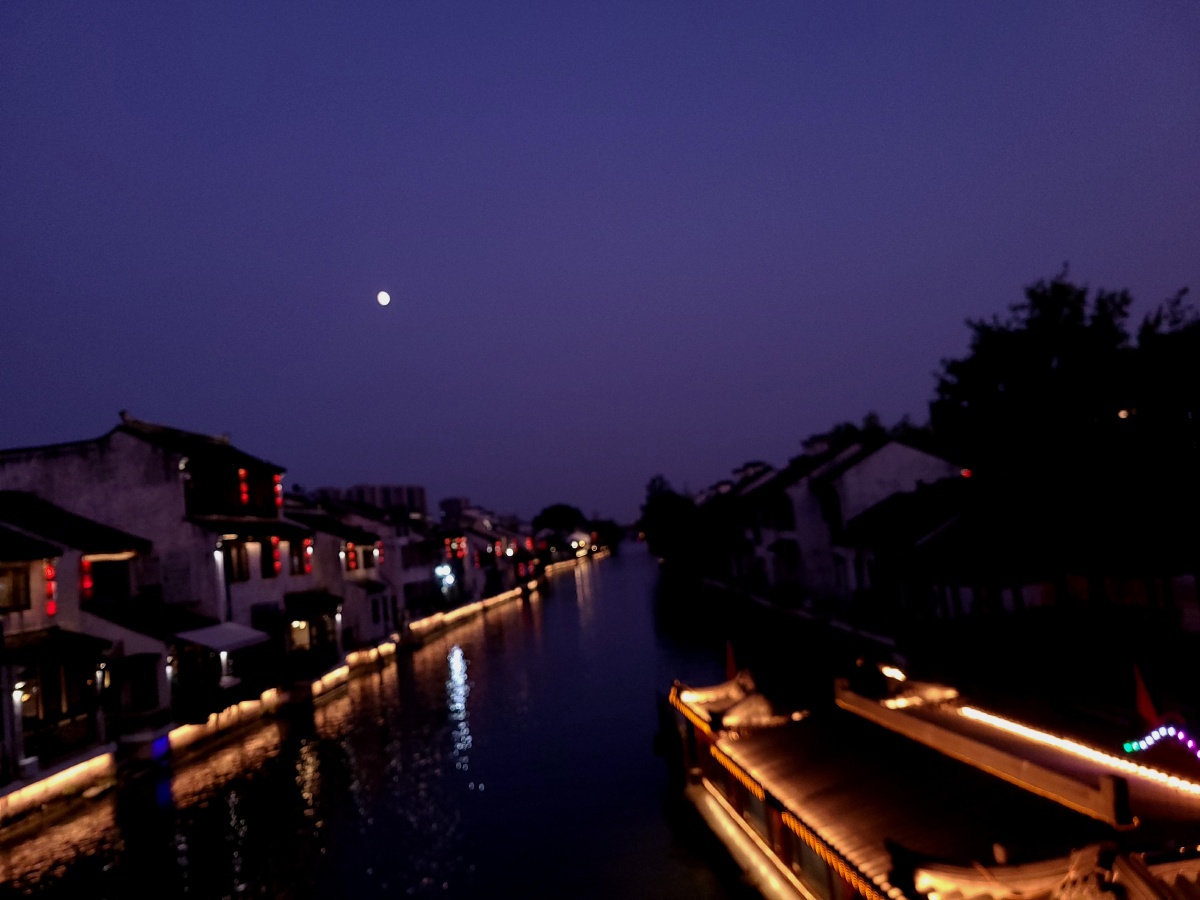 夜晚下得江南水乡和头顶的月亮