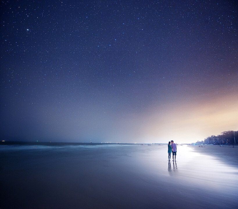 love-in-beihai.jpg<br />
自己和新人都非常喜欢的一张片子,拍摄于北海银滩,很多人问具体怎么拍的,具体解释下,第一步:曝光2分钟拍摄海水成雾状,第二步:曝光2秒定格人物,二次曝光得到地面环境成片,第三步:曝光30秒拍摄星空,曝光中对地面摇黑卡,如果曝光依然不均,可以与前两步得成片后期合成。得到这张童话般得片子。<br />
初来图虫。。还没有仔细研究。。点错了。。重新再发一次咯。。。