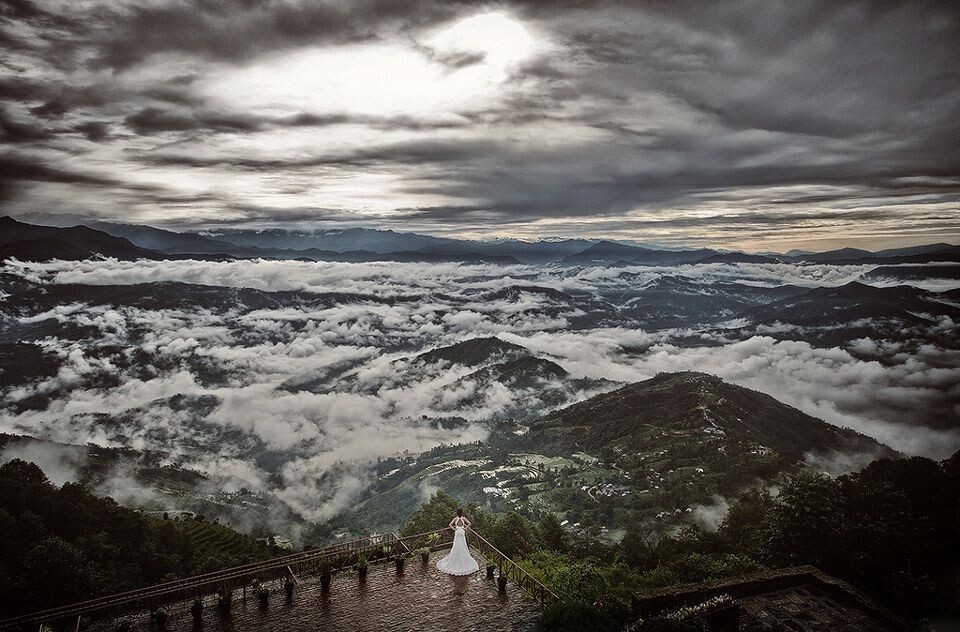 nepal<br />
拍摄于那加括特，雨季的尼泊尔，看不见喜马拉雅，看不见阳光，只有灰霾和泥泞。但这依然还是那个神奇的国度，遥望云层中的珠穆朗玛，定格幸福。