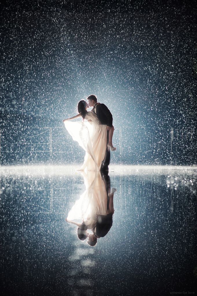 爱上雨天<br />
昨日，虽然一天的拍摄让自己身心疲惫，但晚间突降的大雨让我又兴奋不已，如果你不怕湿身，那就带着新人，dancing with you*^_^* 迎着雨，真是自在。。。
