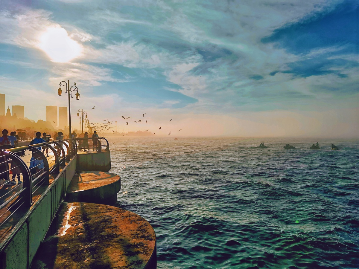 这里是辽宁省大连市东港海边和煦的日光透过云层撒在熙熙攘攘的人群