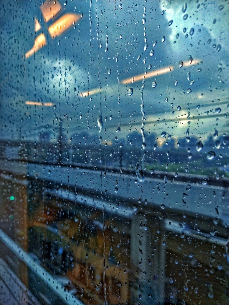 雨水打在车窗上,透过它看到的世界朦朦胧胧,美好又神秘.