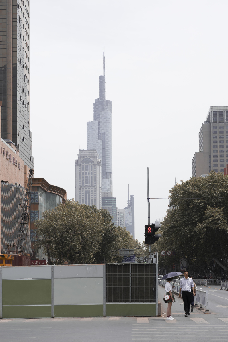 步行在南京市区的街头等红灯时看见了远处的紫峰大厦