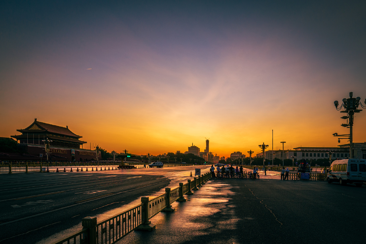 东方日出的彩霞,映红了整条长安大街.