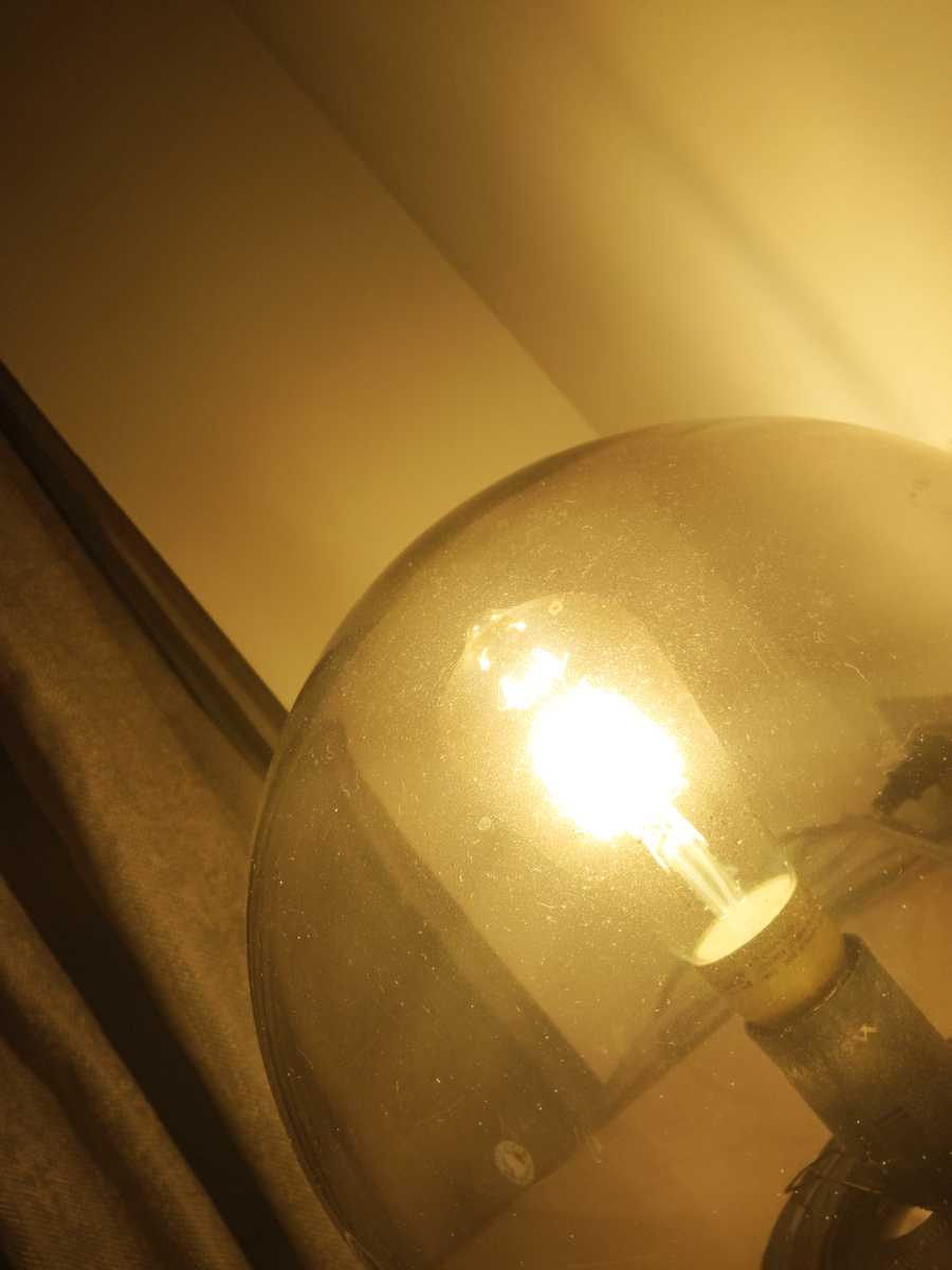 空洞需要依靠温暖的灯光填补