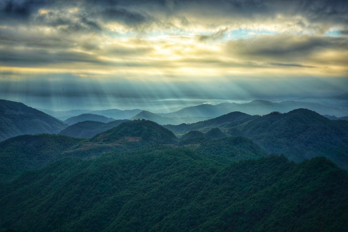 耶稣光普照大地