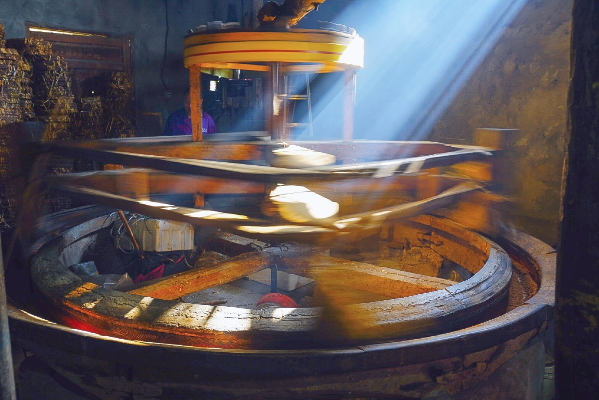 已经传承了七代的山茶油老作坊 br />   在拍摄时正好一束光从窗外