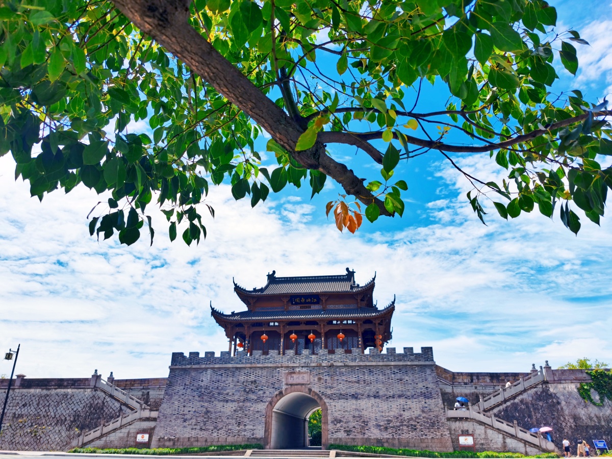 严州府梅城古镇没有人的街道和被消费的历史