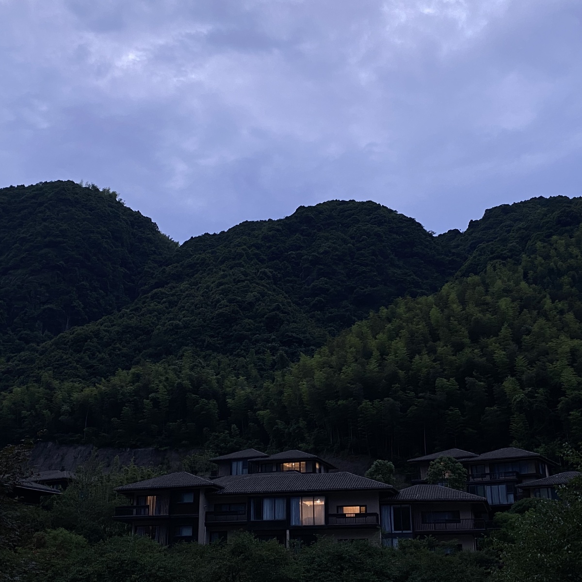 空山新雨后72暴雨72后的大山与山腰的民宿02