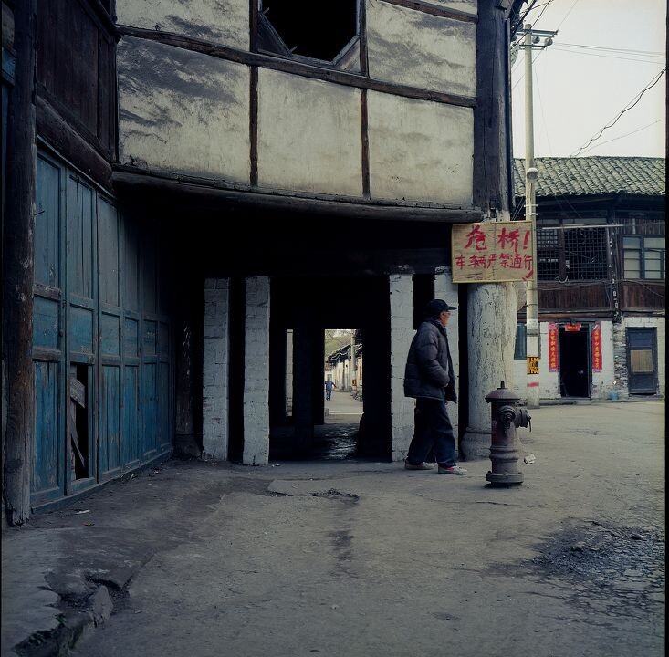 老大爷 走路小心哟<br />
