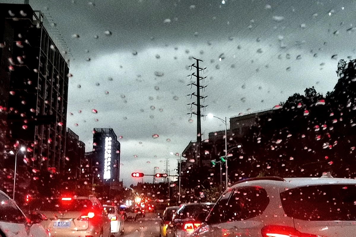 雨天堵车落大雨