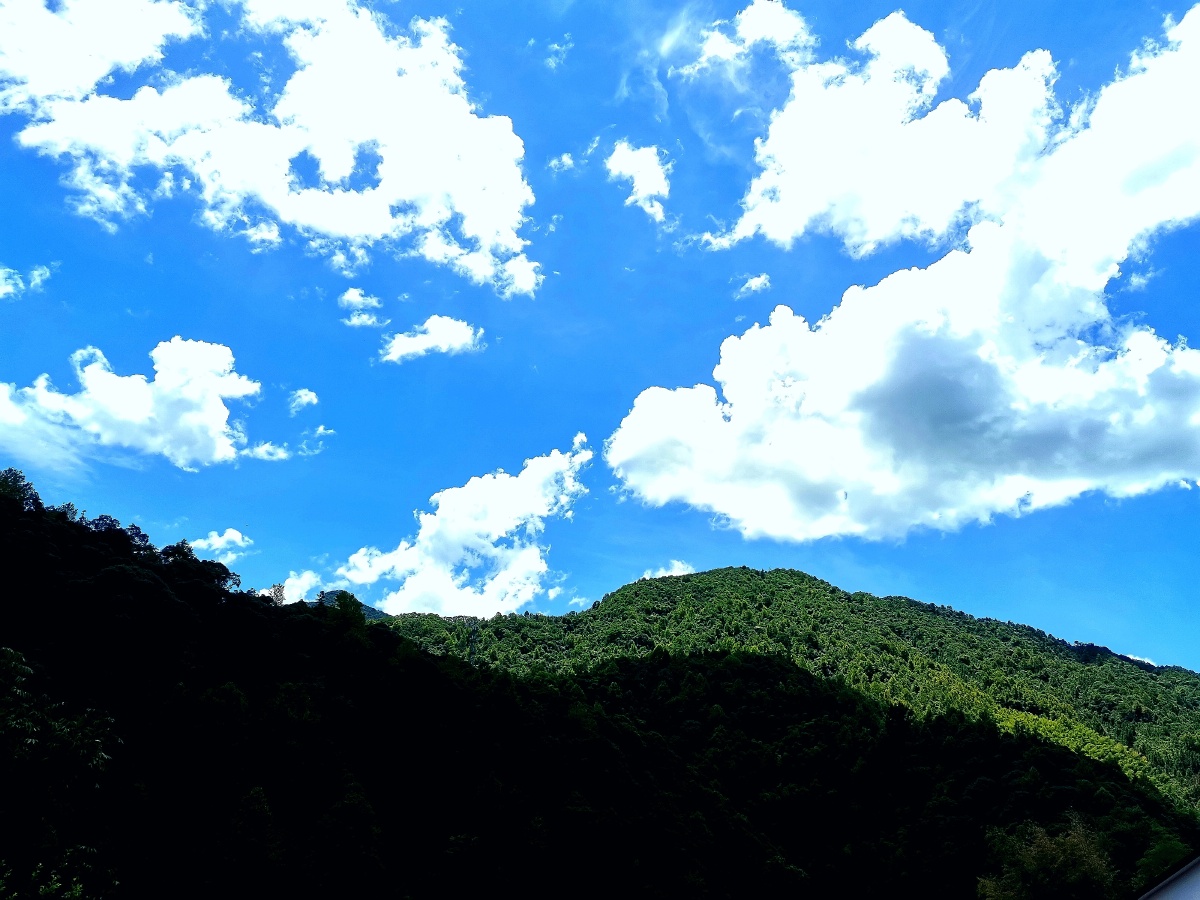 纯美蓝天白云青山绿树素材