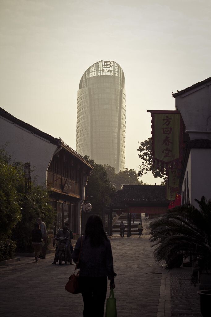 运河百瑞<br />
到了拱宸桥西,古老的方回春堂和淹没在金色晨光中的百瑞运河大饭店相映成趣。是的,真有趣。
