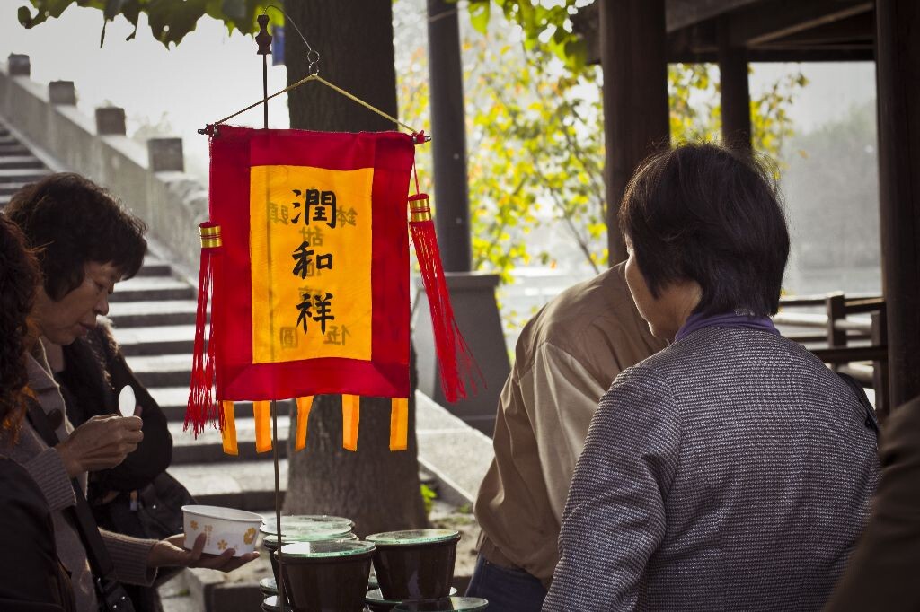 甜酒酿<br />
再往前踱了几步,桥脚下是一个卖纯手工酿制的甜酒酿的。这可诱惑了我不少口水,可除了相机我连个手机都没带。明天再来买吃吧。