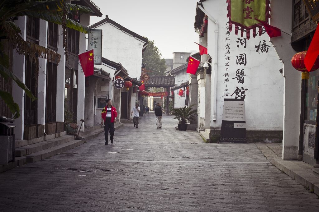 20121102 IMG_5877<br />
是因为天还没亮的缘故吧,店家都还没有开门,路上除了那些“匆匆”,还有写早起晨练的人。