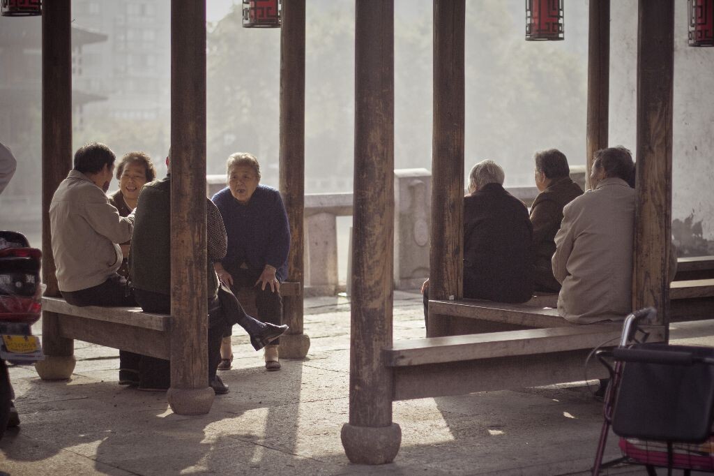 晒太阳<br />
菜篮子,电瓶车,都放在一边。似乎这个时候,除了这一抹金色别的已经什么都不再重要了。