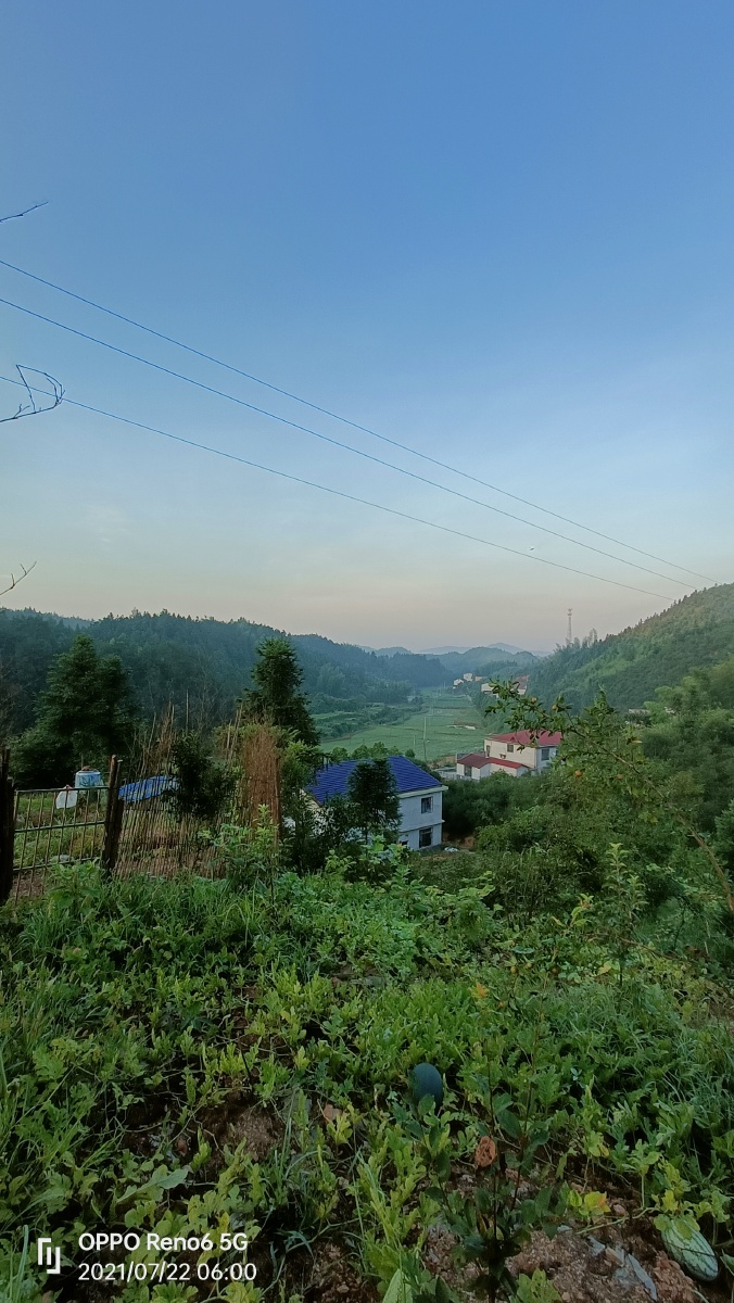 农村的清晨空气清新可以看到日出大山的美丽景色迷人