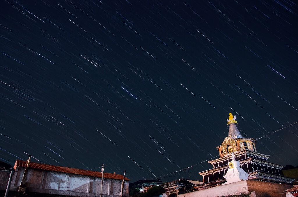 那时候，天空被星光湮没。