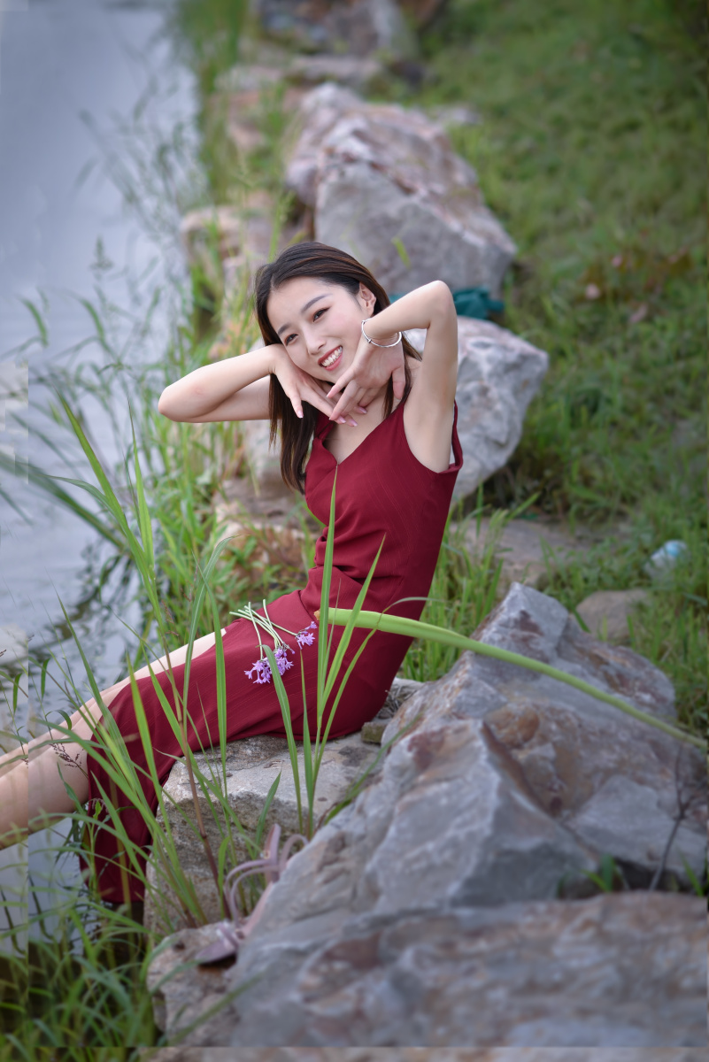 田野拍摄身材苗条红衣美女写真照