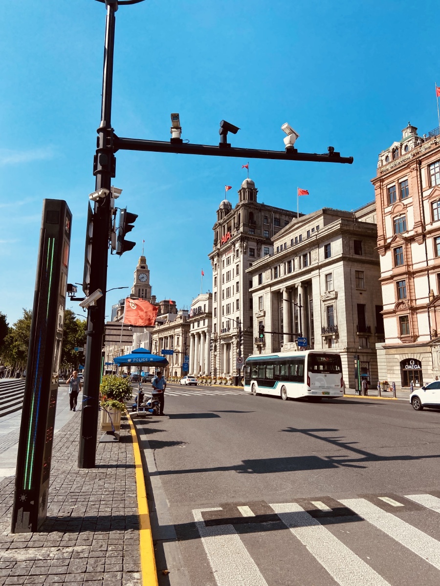 无论白天黑夜,走个来回体会不一样的上海外滩风情!