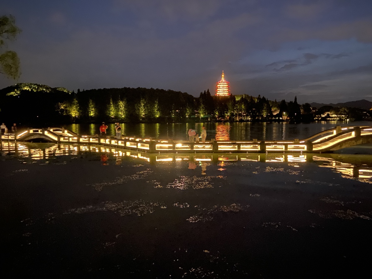夜晚的西湖