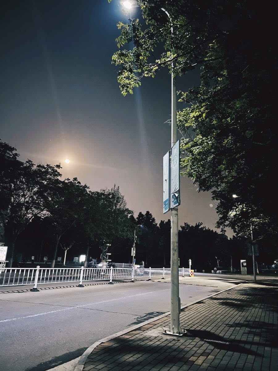 夜晚10点中的校园