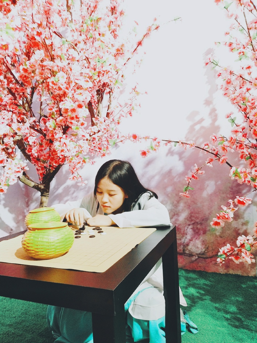 闲敲棋子落灯花