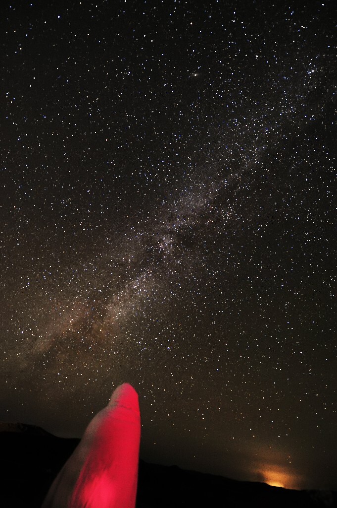 金秋坝上初晴的夜空清澈无比，繁星锦簇，正是拍银河的好时机。前景是裹着棉被御寒的摄友！