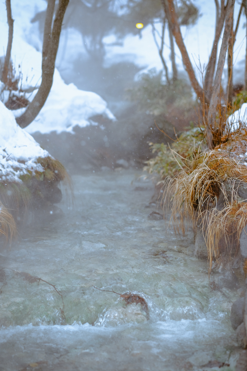 日本群马县草津温泉之雪中奔腾的温泉