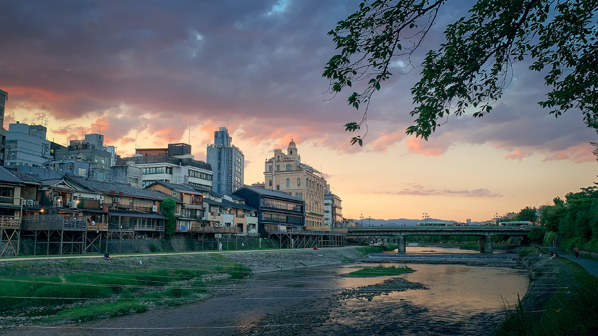 京都鸭川河畔的落日景象