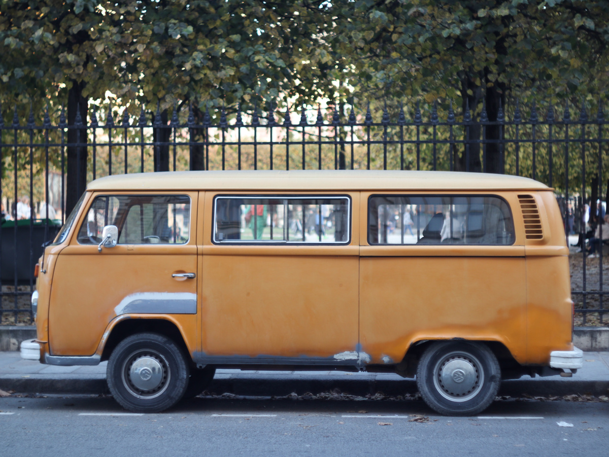 法国巴黎孚日广场旁边的大众老古董面包车.