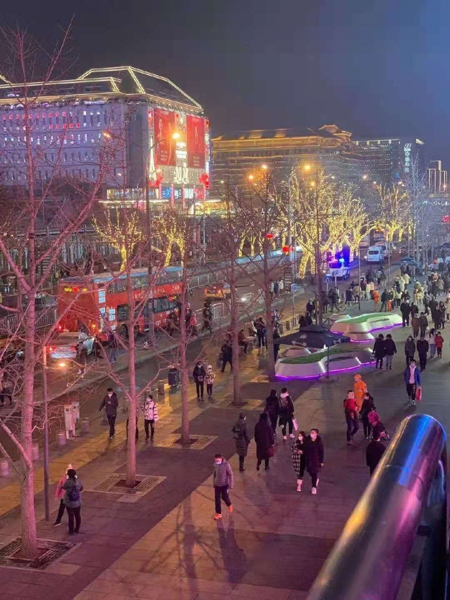 坐标北京西单正值冬季暖色调的霓虹灯下熙熙攘攘的街道显得格外温馨