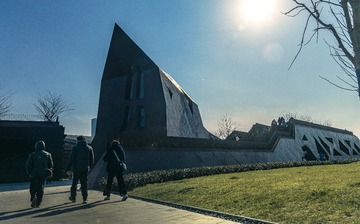 974457