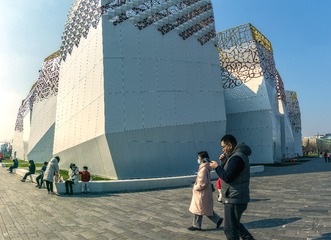 973648